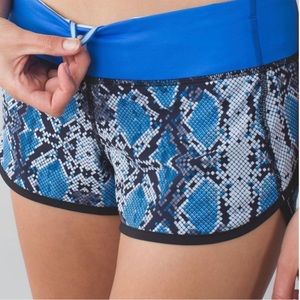 🍋🍋 LULULEMON Blue / Black Snakeskin Speed Up Shorts